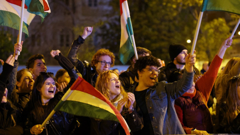 Decenas de votantes de Magyar celebran su victoria en Budapest este domingo 12 de abril.