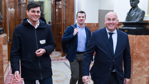 El agitador Vito Quiles y el secretario general del Partido Popular, Miguel Tellado, a su salida de una sesión plenaria en el Congreso de los Diputados, a 17 de marzo de 2026, en Madrid (España). El Pleno aborda hoy dos proposiciones de ley, debates sobre libertad de información y cristianos perseguidos, mociones sobre migración e infraestructuras, y control al Gobierno centrado en la guerra de Irán y la economía.