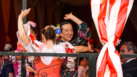 Las sevillanas son las reinas absolutas de la Feria de Abril. Las sevillanas son las reinas absolutas de la Feria de Abril.