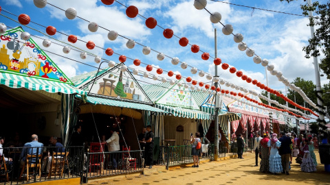 La fiesta en la Feria de Abril se encuentra dentro de las casetas. La fiesta en la Feria de Abril se encuentra dentro de las casetas.