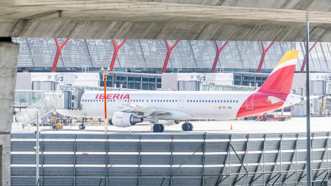Fotografía de archivo de un avión de Iberia en el Aeropuerto Adolfo Suárez Madrid-Barajas.