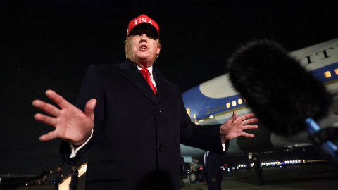 Imagen de archivo del presidente de Estados Unidos, Donald Trump, hablando con los miembros de los medios de comunicación tras descender del Air Force One.