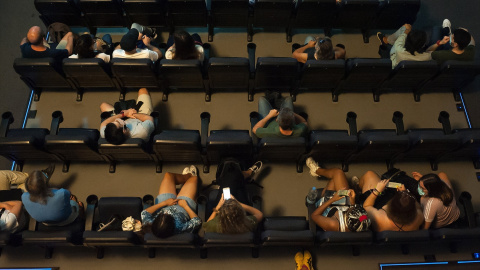 Foto de archivo de espectadores en una sala de cine en Málaga. Foto de archivo de espectadores en una sala de cine en Málaga.