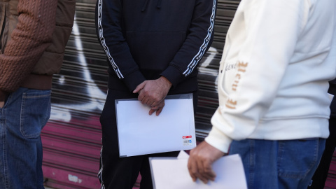 Largas colas para acogerse al nuevo proceso de regularización de migrantes, ante el Consulado de Pakistán en Barcelona.