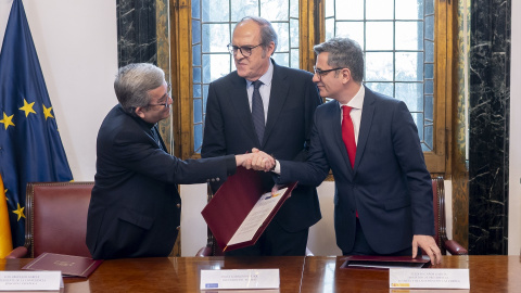 Luis Argüello, Ángel Gabilondo y Félix Bolaños, en la firma del protocolo.