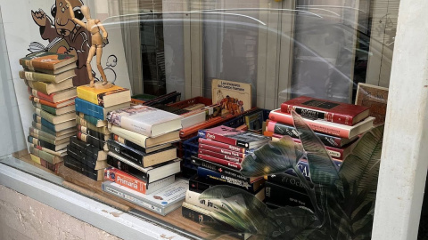 Escaparate de la librería La hormiga poeta, en Alicante, donde los libros usados se regalan.