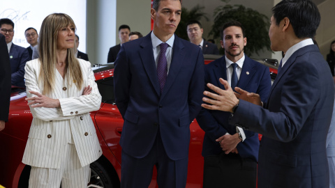 El presidente del Gobierno, Pedro Sánchez, y su esposa, Begoña Gómez, durante una visita oficial a China.