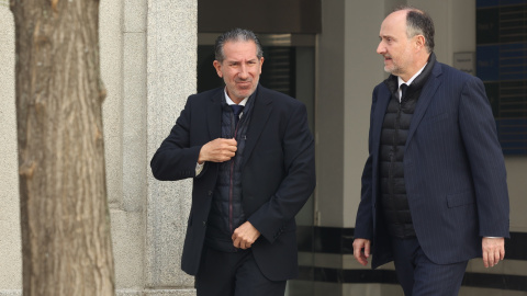 Jesús Manuel Gómez (i), exsecretrario de Transportes con José Luis Ábalos, a su salida del Tribunal Supremo.