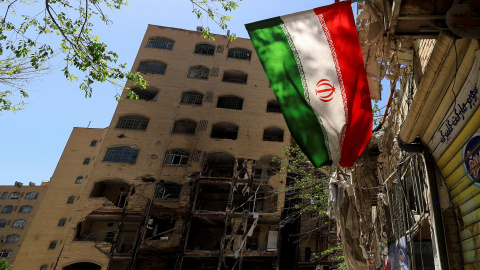 Imagen de una bandera de Irán cercana a un edificio dañado, en Teheran. Imagen de una bandera de Irán cercana a un edificio dañado, en Teheran.