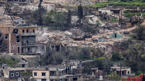 Soldados israelíes caminan entre las ruinas tras un ataque en el Líbano. Soldados israelíes caminan entre las ruinas tras un ataque en el Líbano.
