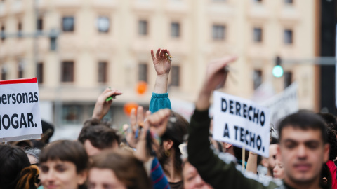 Varias personas durante una manifestación por la vivienda.