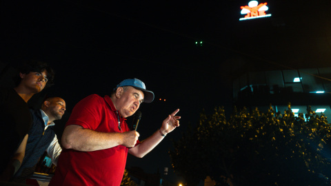 El candidato presidencial peruano ultraconservador Rafael López Aliaga se dirige a sus seguidores al frente de las instalaciones del Jurado Nacional de Elecciones.