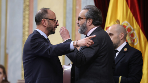 El vicepresidente de la cámara, Alfonso Rodríguez Gómez de Celis, discute con el diputado de Vox José María Sánchez durante el Pleno del Congreso de los Diputados.