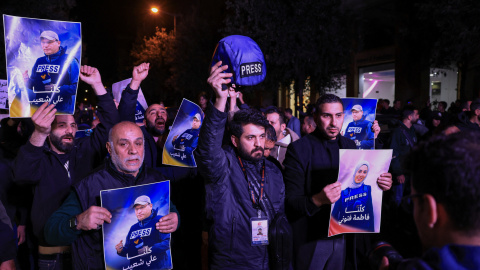 Un hombre levanta un casco de prensa mientras la gente participa en una manifestación tras el asesinato de los periodistas libaneses Ali Shaib, reportero de Al Manar, Fatima Ftouni, reportera de Al Mayadeen, y el camarógrafo Mohammed Ftouni, en un ataque selectivo israelí, en medio de la escalada de hostilidades entre Israel y Hezbolá, mientras continúa el conflicto entre Estados Unidos, Israel e Irán, en Beirut, Líbano, el 28 de marzo de 2026. REUTERS/Raghed Waked