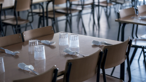 Una mesa de comedor escolar durante una visita de la presidenta de la Comunidad de Madrid, Isabel Díaz Ayuso al Colegio público de Educación Infantil y Primaria San Juan Bautista con motivo de la inauguración del curso escolar 2023/2024, a 7 de septiembre de 2023, en Arganda del Rey, Madrid (España). La Comunidad de Madrid comenzó ayer, 6 de septiembre, el curso escolar 2023/2024 con 2.000 profesores más que el curso pasado, hasta llegar a los 63.041, así como con récord de alumnos de 0 a 3 años y de Formación Profesional. A esta cifra de profesores en colegios públicos se suman otros 25.653 docentes de colegios concertados, aumentando el número total de profesores en centros sostenidos con fondos públicos a los 88.694. Por otro lado, durante este nuevo curso las clases se inician con 1.261.750 alumnos, un 1,2% más que el curso anterior, de los cuales 684.627 acuden a centros públicos, que registran el mayor incremento.