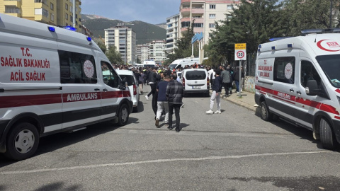 Ambulancias y equipos del servicio de emergencias junto al colegio donde se ha producido un tiroteo en la provincia turca de Kahramanmaras.