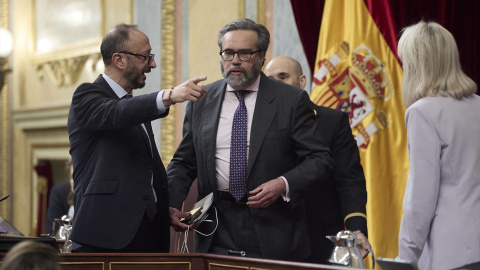 El vicepresidente primero del Congreso, Alfonso Rodríguez de Celis, y el diputado de Vox José María Sánchez, durante el pleno en el Congreso de los Diputados.