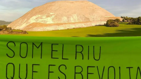 Una pancarta amb la muntanya de sal de l'empresa ILC al Bages de fons