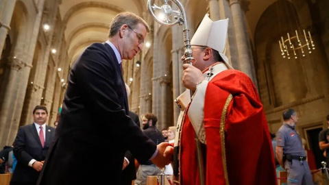 El líder del PP, Alberto Núñez Feijóo, saluda al arzobispo compostelano, Francisco Prieto. El líder del PP, Alberto Núñez Feijóo, saluda al arzobispo compostelano, Francisco Prieto.