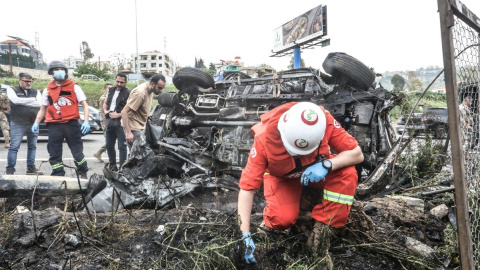 Un equipo de emergencia inspecciona el terreno tras un ataque aéreo israelí al sur de Beirut.