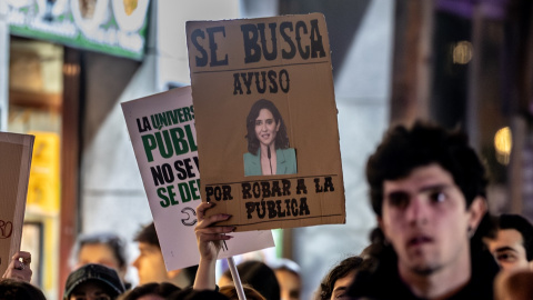Una persona sostiene una pancarta durante la manifestación universitaria por la educación pública, a 27 de noviembre de 2025, en Madrid (España).