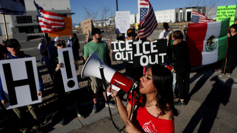 Varias personas protestan frente a un almacén adquirido por el Servicio de Inmigración y Control de Aduanas de los Estados Unidos (ICE) para ser utilizado como centro de detención en Salt Lake City, Utah