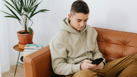 Joven mirando el móvil