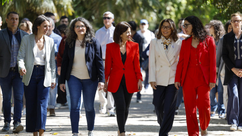 La ministra Sira Rego (c), la exvicepresidenta del Gobierno valenciano y aspirante de Compromís a la alcaldía de València Mónica Oltra (2ª i), la eurodiputada de Podemos Irene Montero (i)y la primera dama de Brasil, Rosangela da Silva (2ª d), a su llegada al acto.