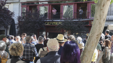 El Café Central se despide con un cortejo fúnebre y festivo hasta su nueva ubicación en el Ateneo de Madrid.