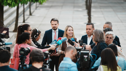 La presidenta de la Junta de Extremadura en funciones, María Guardiola, atiende a los medios de comunicación tras alcanzar un acuerdo para un Gobierno de coalición en Extremadura.