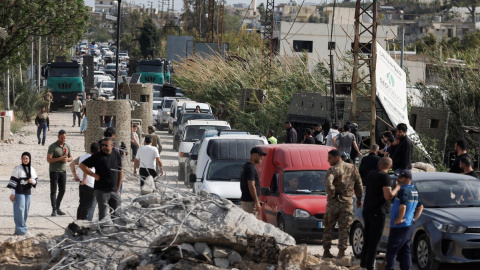 Varias personas cruzan uno de los puentes que unen el sur del Líbano con el resto del país.