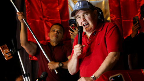 El candidato presidencial de Perú, Rafael López Aliaga, en un acto electoral.