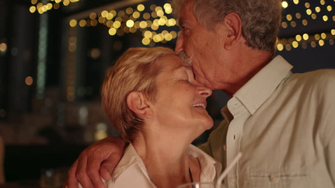 Una pareja de personas mayores en un momento de intimidad.