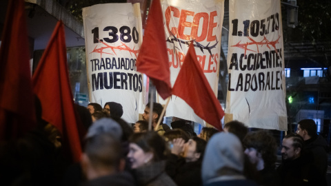 Manifestación contra los accidentes laborales convocada en diciembre de 20254 frente a la sede de la CEOE en Madrid.
