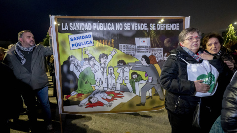 Manifestantes ante el Hospital de Torrejón (Madrid), el 12 de diciembre de 2025, en defensa de la sanidad pública.