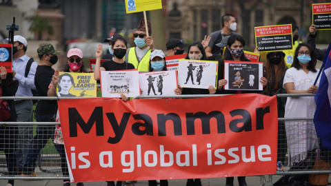Manifestantes sostienen una pancarta mientras se reúnen frente a las Casas del Parlamento durante una protesta contra el golpe militar en Myanmar que derrocó al gobierno electo de Aung San Suu Kyi