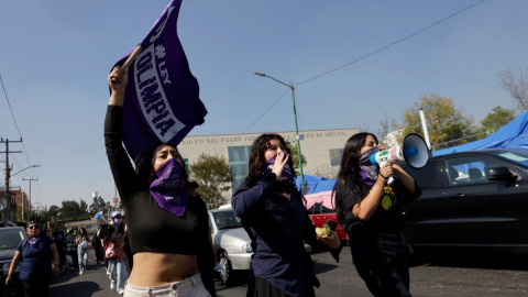 Colectivos feministas se manifiestan en Ciudad de México.