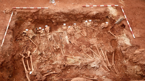 Trabajo de exhumación en una fosa común.