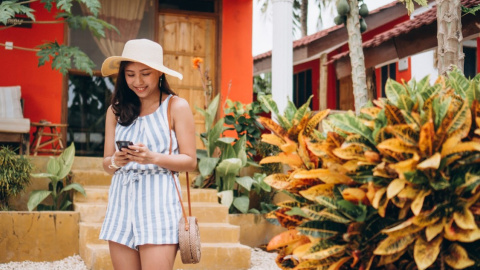 Mujer mirando el movil