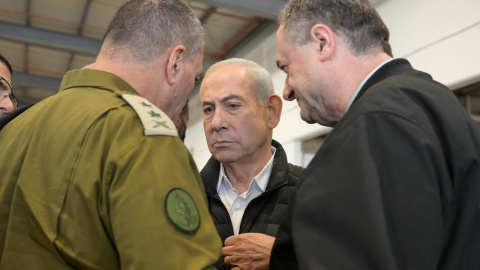 Imagen de archivo del primer ministro israelí, Benjamin Netanyahu, acompañado por el ministro de Defensa, Israel Katz (dcha.), y el jefe del Estado Mayor de las FDI, Eyal Zamir (izq.).