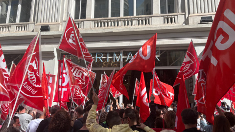 Trabajadores del textil convocados por UGT protestan frente a la tiende de Primark en la Gran Vía de Madrid.