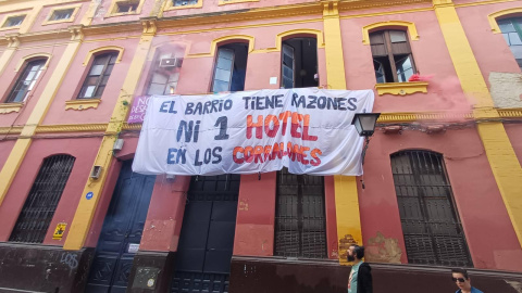 Fachada de los corralones de la calle Castellar en Sevilla.