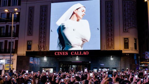 Rosalía presenta su disco 'Lux' en la plaza de Callao de Madrid.
