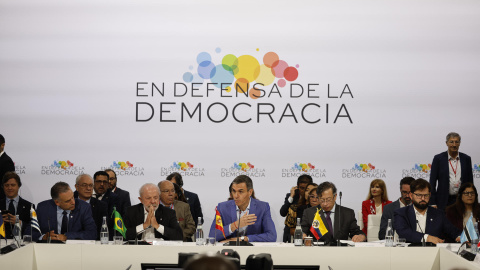 El presidente del Gobierno, Pedro Sánchez, interviene al inicio de la IV Cumbre en Defensa de la Democracia celebrada este sábado en Fira de Barcelona