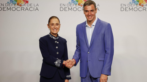El presidente del Gobierno, Pedro Sánchez (d), saluda a la presidenta de México, Claudia Sheinbaum (i), a su llegada a la IV Cumbre en Defensa de la Democracia. El presidente del Gobierno, Pedro Sánchez (d), saluda a la presidenta de México, Claudia Sheinbaum (i), a su llegada a la IV Cumbre en Defensa de la Democracia.