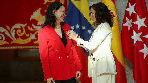 María Corina Machado recibiendo la Medalla de Oro de la mano de Isabel Díaz Ayuso.