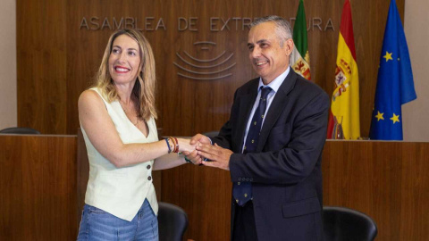 El pacto inhumano de Extremadura adelanta la oferta Feijóo-Abascal para España El pacto inhumano de Extremadura adelanta la oferta Feijóo-Abascal para España