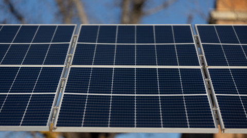 Una placa solar en una calle de Madrid. Una placa solar en una calle de Madrid.
