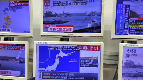 Un monitor de televisión muestra el terremoto que ha sacudido la costa central de Japón.