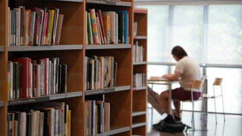Una persona llegint a la biblioteca Jaume Fuster de Barcelona